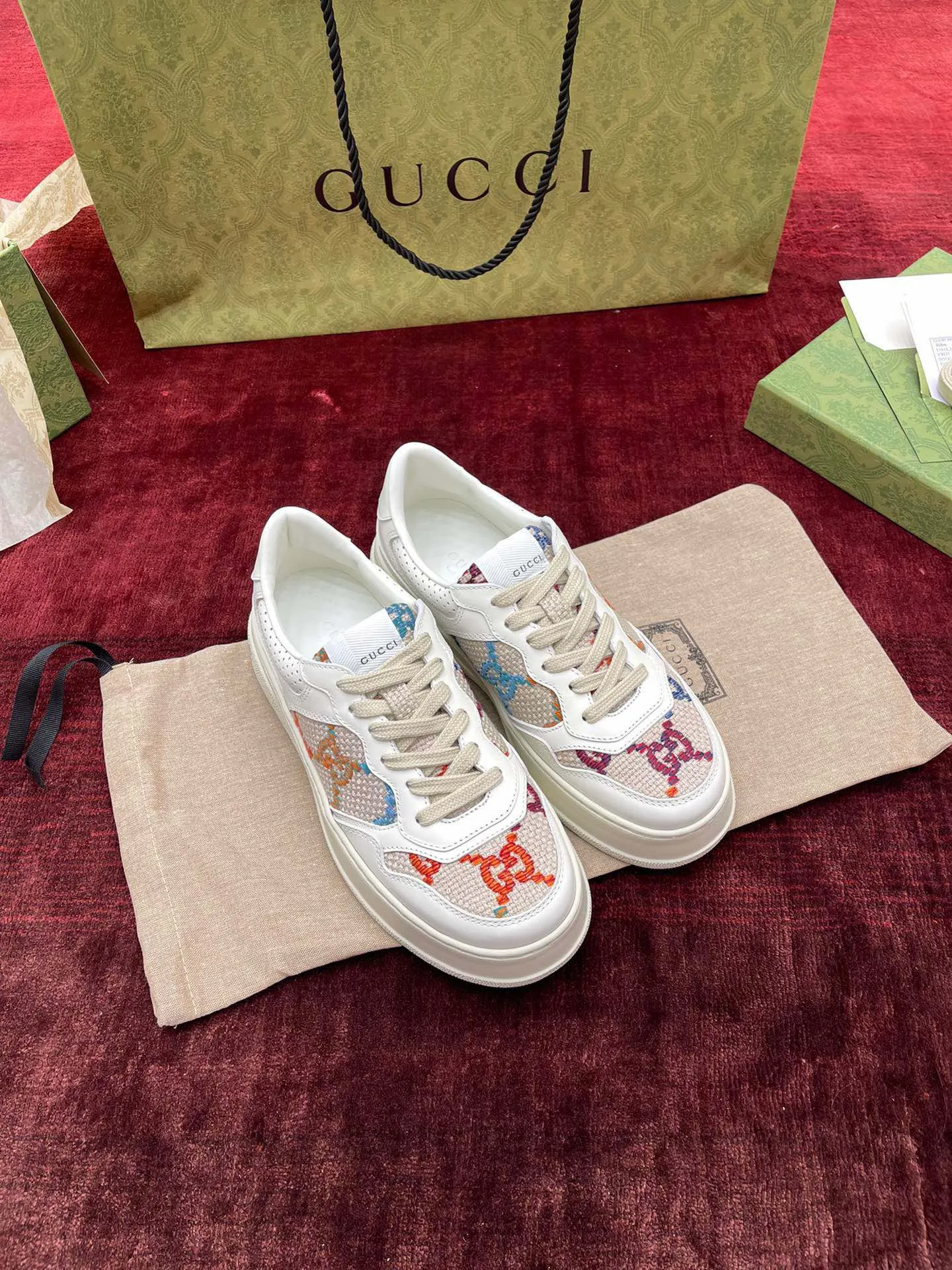 👟👟Ex-factory price 480👟👟 Gucc*i~~New upgraded version, original original color @GG couple's thick-soled shoes...biscuit shoes...white shoes...sneakers...flat shoes...catwalk style: celebrities, Internet celebrities, Xiaohongshu, etc. will definitely plant grass and call❤ Original customized cowhide fabric (classic old floral fabric, perforation, embossing process), the original bottom has a big logo, and there is a GG on the heel Logo, 5cm thick sole, classic Gucci webbing... Women's size 35-40, men's size 39-44